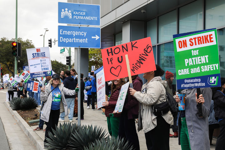 [오클랜드= AP/뉴시스] 미 캘리포니아주 오클랜드에서 대형 의료병원 체인 카이저 퍼머넌트 의료노조가 10월 14일 5일간의 총파업을 시작, 서부 해안지역 500여개 병원이 타격을 입게 되었다. 2025. 10.15. 