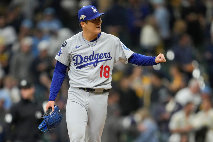 [밀워키=AP/뉴시스] 로스앤젤레스(LA) 다저스 선발 투수 야마모토 요시노부가 14일(현지 시간) 미 위스콘신주 밀워키의 아메리칸 패밀리 필드에서 열린 2025 메이저리그 내셔널리그 챔피언십 시리즈(NLCS·7전4선승제) 2차전 밀워키 브루어스를 상대로 완투승을 기록한 뒤 기뻐하고 있다. 야마모토는 9이닝 3피안타(1피홈런) 7탈삼진 1볼넷 1실점(투구수 111)으로 본인의 포스트시즌 첫 완투승을 달성했고, 다저스는 5-1로 승리하면서 2승째를 올렸다. 2025.10.15.