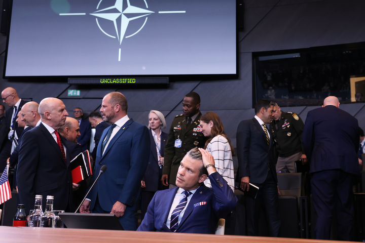 [브뤼셀=AP/뉴시스] 피트 헤그세스 미국 국방장관(가운데)이 15일(현지 시간) 벨기에 브뤼셀 나토 본부에서 나토 국방장관 회의가 시작되길 기다리며 머리를 쓸어 넘기고 있다. 2025.10.16.