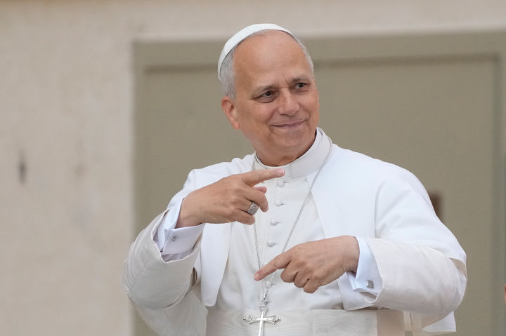 [바티칸=AP/뉴시스] 24일(현지 시간) 싱가포르 언론 스트레이트타임스가 다른 외신을 인용해 보도한 바에 따르면, 레오 교황은 바티칸에서 열린 회의에서 "캐나다와 미국은 지금 큰 어려움을 겪고 있다"며 "한때 가장 가까운 동맹으로 여겨졌던 두 나라가 서로 멀어지게 됐다"고 말했다. 사진은 레오 14세 교황. 2025.10.24.