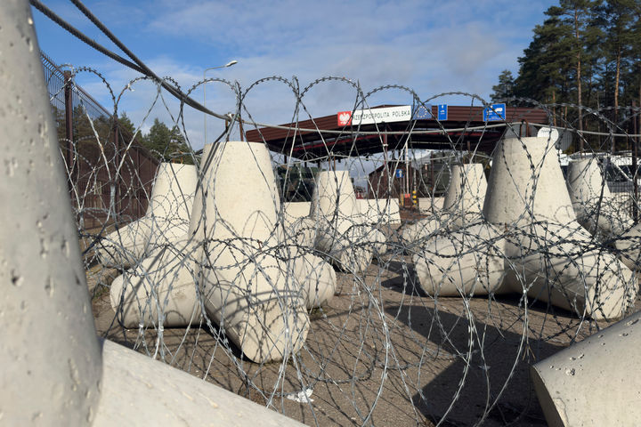 [폴로프체피에슈차트카=AP/뉴시스] 15일(현지 시간) 폴란드 동부 폴로프체-피에슈차트카 인근 폴란드-벨라루스 국경 장벽 지역 전경. 2025.10.16.