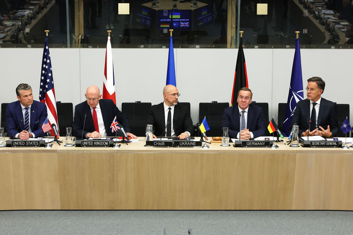 [브뤼셀=AP/뉴시스] 15일(현지 시간) 벨기에 브뤼셀 나토 본부에서 열린 '우크라이나 국방연락그룹(UDCG)' 회의에 참석한 국방장관들. 왼쪽부터 피트 헤그세스 미 국방장관, 존 힐리 영국 국방장관, 데니스 슈미할 우크라이나 국방장관, 보리스 피스토리우스 독일 국방장관, 마르크 뤼터 나토 사무총장. 2025.10.16.