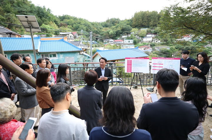 [서울=뉴시스] 개미마을 재개발 설명하는 이성헌 서대문구청장. 2025.10.15. (사진=서대문구 제공) *재판매 및 DB 금지