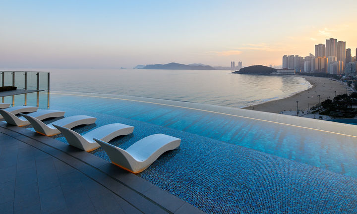 [서울=뉴시스] 시그니엘 부산 야외 수영장. (사진=롯데호텔앤리조트 제공) *재판매 및 DB 금지