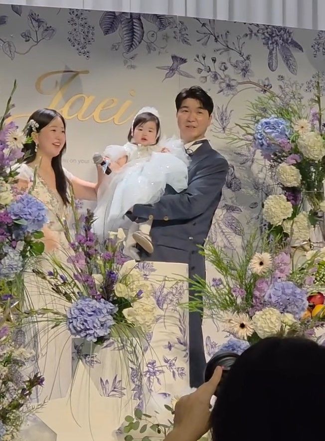 [서울=뉴시스] 방송인 박수홍·김다예 부부가 딸 재이 양의 첫 돌잔치를 열고 동료들과 함께 기쁨을 나눴다. (사진=안영미 인스타그램 캡처) 2025.10.15. photo@newsis.com *재판매 및 DB 금지