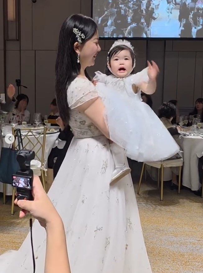 [서울=뉴시스] 방송인 박수홍·김다예 부부가 딸 재이 양의 첫 돌잔치를 열고 동료들과 함께 기쁨을 나눴다. (사진=안영미 인스타그램 캡처) 2025.10.15. photo@newsis.com *재판매 및 DB 금지