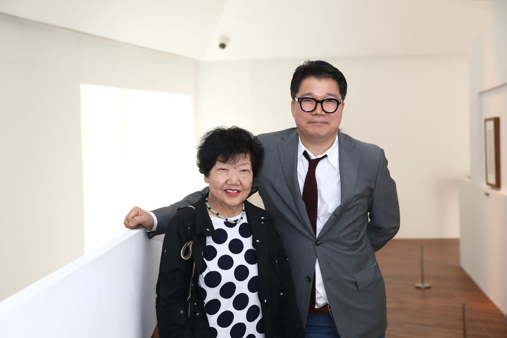 장욱진미술관에서 전시를 열고 기념 사진을 찍은 재독화가 노은님과 권준성 노은님 아카이브 관장. 사진=권준성 관장 제공. *재판매 및 DB 금지
