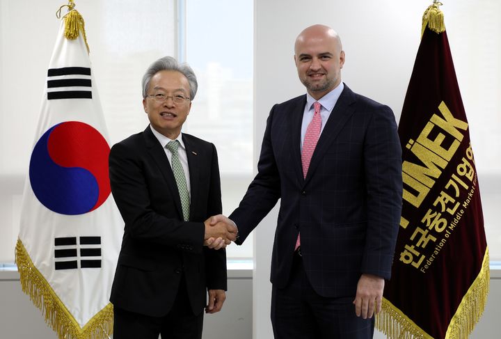 [서울=뉴시스] 최진식 한국중견기업연합회 회장(왼쪽)과 타라쉬 파파스쿠아 주한 조지아 대사. (사진=한국중견기업연합회 제공) 2025.10.15. photo@newsis.com *재판매 및 DB 금지