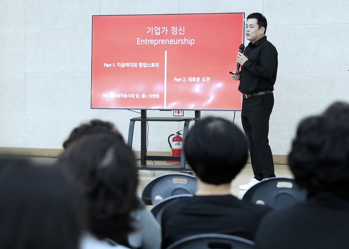 [대전=뉴시스] 대전 서구가 연 굿잡 일자리박람회 프로그램을 진행하고 있다. (사진=대전 서구 제공) 2025.10.15. photo@newsis.com *재판매 및 DB 금지