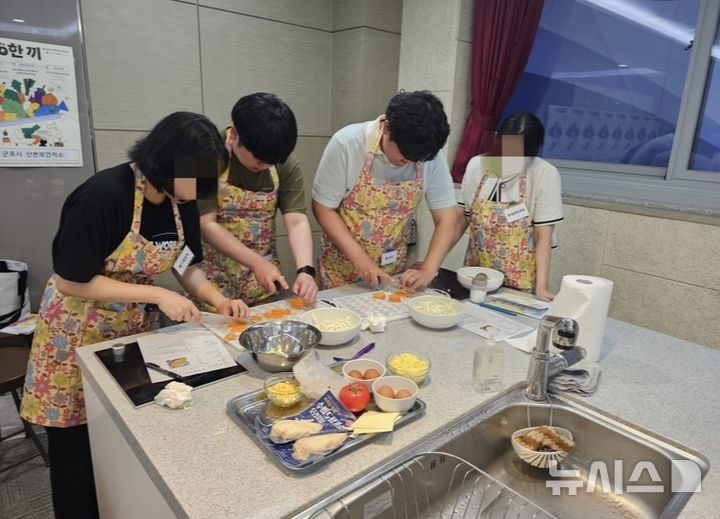 [군포=뉴시스] 올 상반기 열린 '나 DO 한 끼 요리 교실' 현장. (사진=군포시 제공).2025.10.15.photo@newsis.com