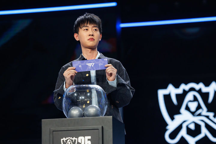 [서울=뉴시스] 14일 오후 중국 베이징 스마트 e스포츠 센터에서 열린 2025 리그 오브 레전드(LoL) 월드 챔피언십 조 추첨식 (사진=라이엇 게임즈 제공) *재판매 및 DB 금지