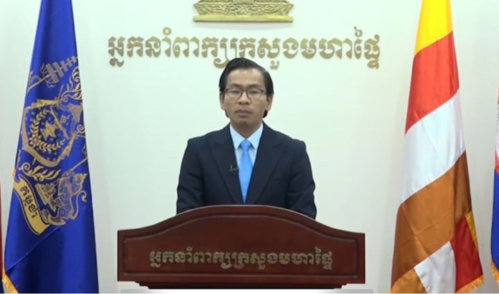 [서울=뉴시스] 터치 소카크 캄보디아 내무부 대변인이 14일 현지에서 범죄 조직에 감금됐다 피살된 한국인 대학생 박 모씨의 수사 결과를 발표하고 있다.(출처: 크메르 타임스) 2025.10.15. *재판매 및 DB 금지
