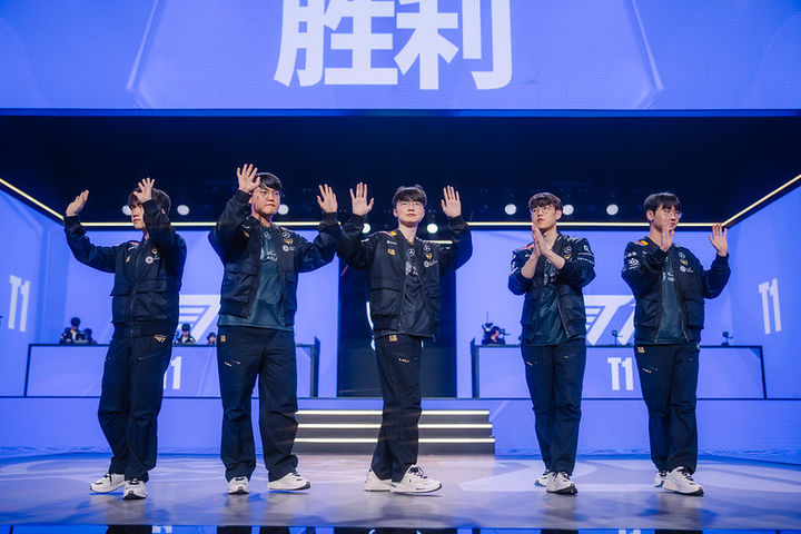 [서울=뉴시스] 14일 오후 중국 베이징 스마트 e스포츠 센터에서 열린 2025 리그 오브 레전드(LoL) 월드 챔피언십 플레이-인 스테이지에서 중국 '인빅터스 게이밍'을 상대로 승리한 T1 선수단이 팬들에게 인사하고 있다. (사진=라이엇 게임즈 제공) *재판매 및 DB 금지