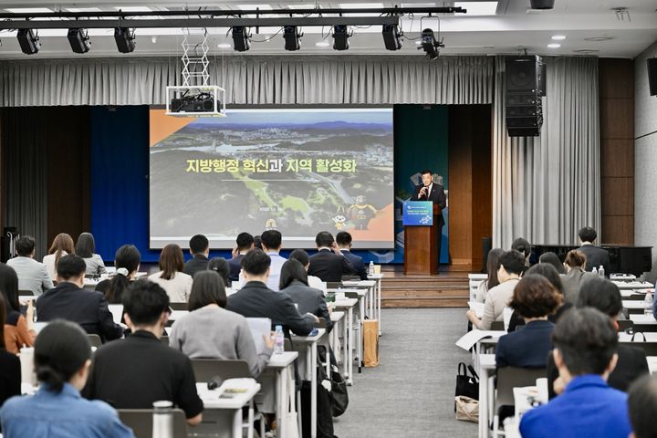 [공주=뉴시스] 최원철 공주시장이 한일 공동세미나에서 기조강연을 하고 있다.(사진=공주시 제공) 2025.10.15. photo@newsis.com. *재판매 및 DB 금지