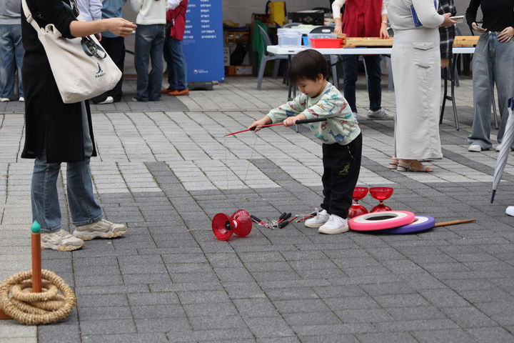 [서울=뉴시스] 2024년 무형유산축전 민속놀이 체험 (사진=국가유산청 제공) 2025.10.15. photo@newsis.com *재판매 및 DB 금지