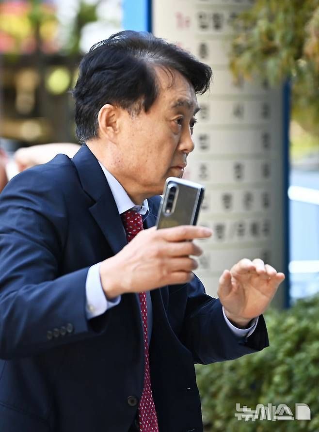 [안양=뉴시스] 김종택 기자 = 특정범죄 가중처벌 등에 관한 법률 위반 혐의로 사전구속영장이 청구된 하은호 군포시장이 15일 경기 안양시 수원지법 안양지원에서 열린 구속 전 피의자 심문(영장실질심사)에 출석하고 있다.