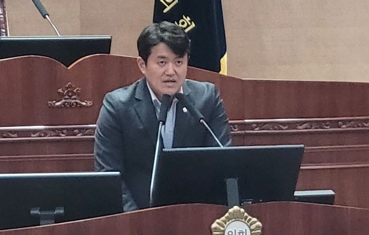 [천안=뉴시스] 최영민 기자=김강진 천안시의원이 15일 열린 제283회 임시회 제1차 본회의에서 5분 발언을 하고 있다. 2025.10.15 ymchoi@newsis.com *재판매 및 DB 금지