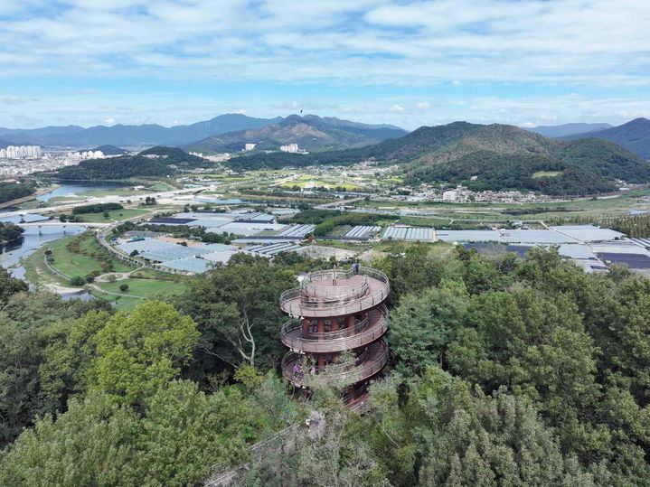 [밀양=뉴시스] 밀양 용두산 생태공원 달팽이 전망대 전경. (사진= 밀양시 제공) 2025.10.15. photo@newsis.com *재판매 및 DB 금지