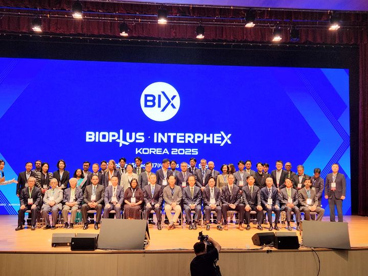 [서울=뉴시스] 이승주 기자 = 15일 '바이오플러스-인터펙스 코리아 2025'(BIX 2025) 개막식 단체 사진 2025.10.15. heyjude@newsis.com *재판매 및 DB 금지