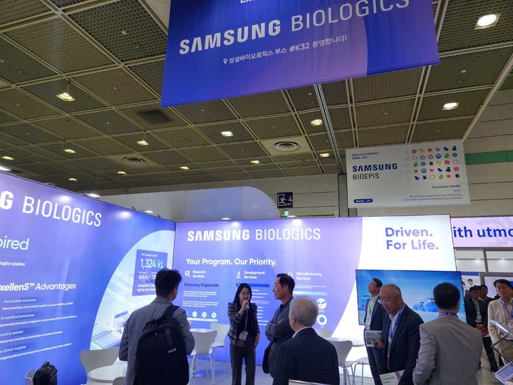 [서울=뉴시스] 이승주 기자 = 삼성바이오로직스 관계자가 15일 '바이오플러스-인터펙스 코리아 2025'(BIX 2025) 부스에서 기업 소개를 하고 있다. 2025.10.15. heyjude@newsis.com *재판매 및 DB 금지