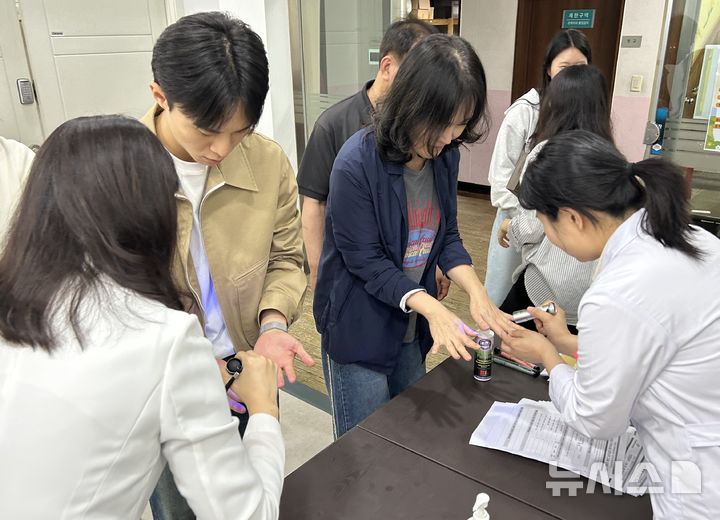 [안양=뉴시스] 동안구보건소가 최근 '세계 손 씻기의 날'을 맞아 전 직원을 대상으로 손 위생 교육을 했다. (사진=안양시 제공).2025.10.15.photo@newsis.com