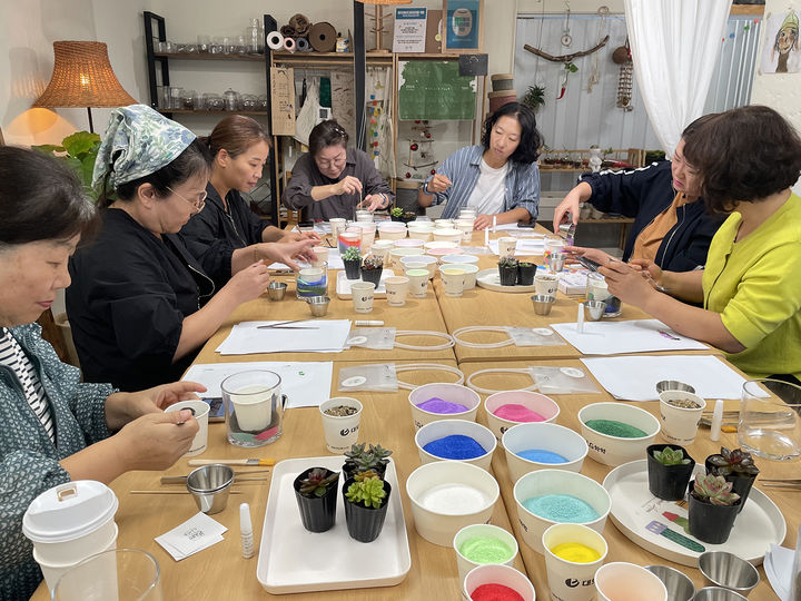 서원대 RISE사업단 평생교육진흥본부와 괴산군 청년창업기업이 손잡고 운영중인 세대 융합 평생학습 프로그램에 참여한 중년 여성들이 만들기 체험을 하고 있다. *재판매 및 DB 금지