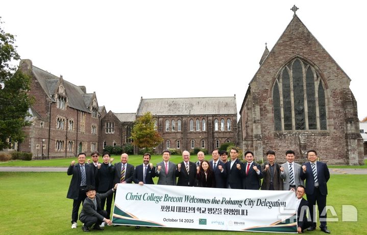 [포항=뉴시스] 송종욱 기자 = 이강덕 시장과 임주희 시의회 경제산업위원장 등 포항시 대표단이 14일(현지 시각) 영국 크라이스트 칼리지 브레콘(CCB)을 방문해 대학 측 관계자와 기념 촬영하고 있다. (사진=포항시 제공) 2025.10.15. photo@newsis.com