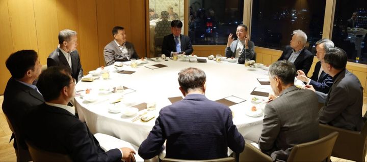 [서울=뉴시스] 지난 13일 서울 을지로 롯데호텔에서 싱크탱크 글로벌코리아인사이츠(GK인사이츠)의 고문단 출범 만찬이 열렸다. 사진은 이날 차석한 (왼쪽 첫번째 뒷모습부터 시계방향으로) 박정호 전 SK하이닉스 부회장, 홍선근 머니투데이 회장,황각규 전 롯데지주 부회장, (한명 건너) 권영수 전 LG에너지솔루션 부회장. 백용호 글로벌코리아인사이츠 이사장 겸 머니투데이 상임고문, 최현만 전 미래에셋 회장, 전하진 전 한글과컴퓨터 대표, 최준근 전 한국HP대표, 정유성 전 삼성SDS 대표, 김종갑 전 한국전력 사장이 대화하는 모습. (사진=GK인사이츠 제공) 2025.10.15 photo@newsis.com *재판매 및 DB 금지