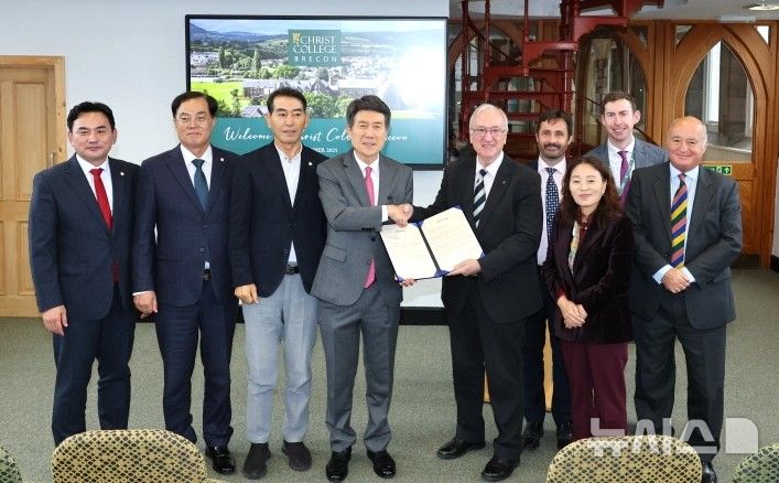 [포항=뉴시스] 송종욱 기자 = 이강덕 시장이 14일(현지 시각) 영국 크라이스트 칼리지 브레콘(CCB)에서 국제학교 유치를 위해 CCB 관계자가 포항을 방문해 업무 협약(MOU)을 추진하자고 의향서를 제출한 후 마이클 데이비스 이사장과 가레스 피어슨 교장 등과 기념 사진을 찍고 있다. (사진=포항시 제공) 2025.10.15. photo@newsis.com