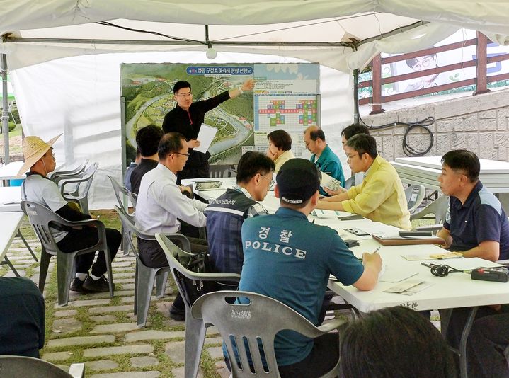 [정읍=뉴시스] 지난 13일과 14일 진행된 정읍 구절초꽃축제 현장인 구절초지방공원에 대한 정부·지자체 합동 안전점검, 정읍시 관계자가 축제장 현황을 설명하고 있다. (사진=정읍시 제공) 2025.10.15. photo@newsis.com *재판매 및 DB 금지