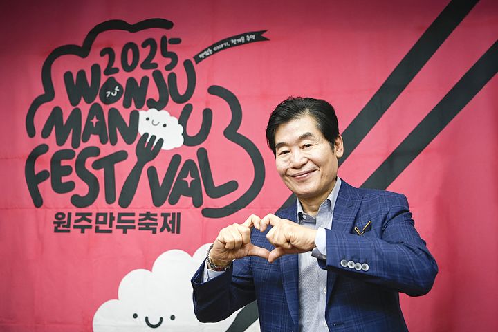[원주=뉴시스] 이연복 셰프 원주만두축제 홍보대사 위촉. (사진=원주시 제공) 2025.10.15. photo@newsis.com *재판매 및 DB 금지