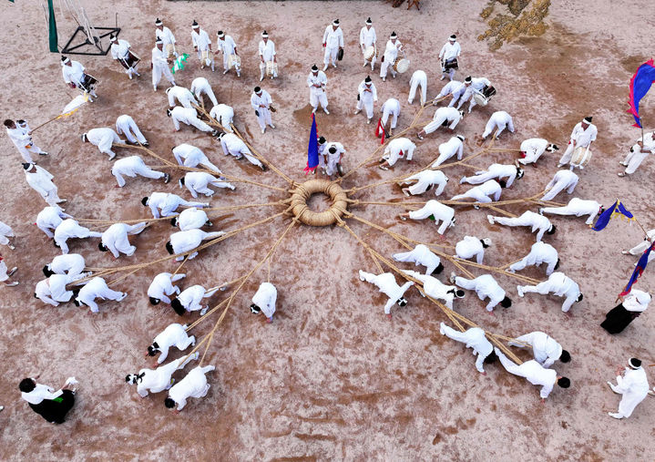 [밀양=뉴시스] 경상남도 무형유산 감내게줄당기기 공연. (사진= 밀양시 제공) 2025.10.15. photo@newsis.com *재판매 및 DB 금지