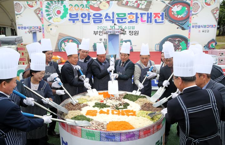 [부안=뉴시스] 부안음식문화대전 비빔밥 비빔 행사. (사진=뉴시스 DB). photo@newsis.com *재판매 및 DB 금지