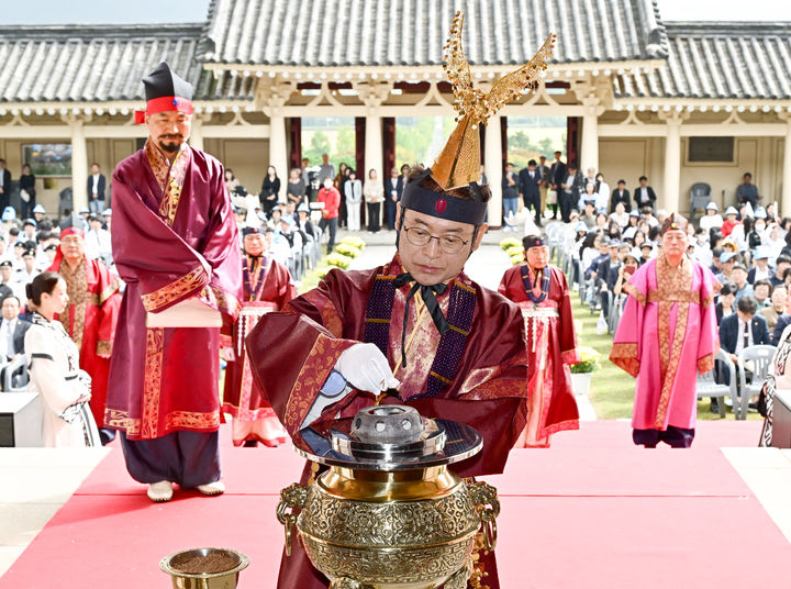 [경주=뉴시스] 15일 경주 통일전에서 '제47회 통일서원제'가 열려 이철우 경북지사가 분향하고 있다. (사진=경북도 제공) 2025.10.15 photo@newsis.com *재판매 및 DB 금지