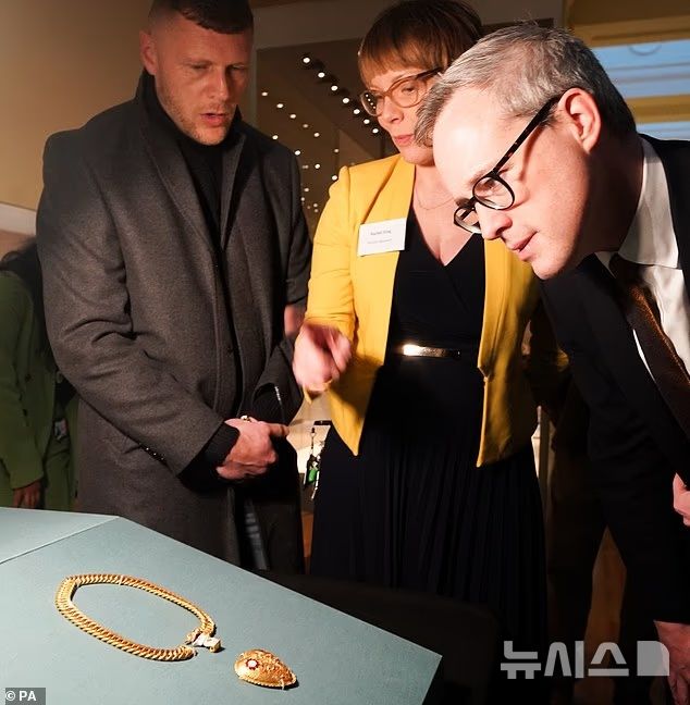  [뉴시스] ‘튜더 하트’의 최초 발견자 찰리 클라크(왼쪽)와 영국 예술부 전 장관 스티븐 파킨슨(오른쪽)이 영국박물관에서 ‘튜더 하트’를 감상하는 모습. (사진=People) 2025.10.14