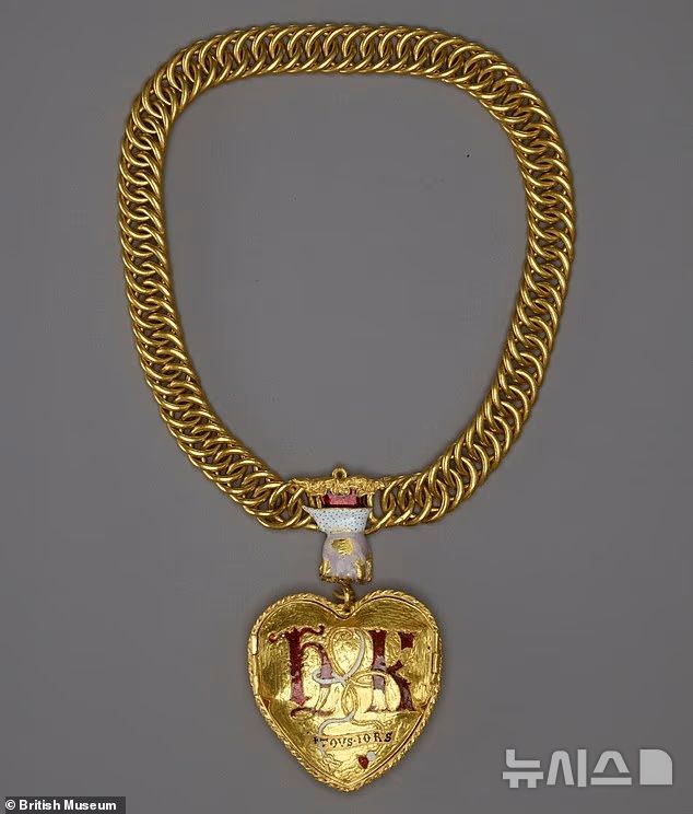 [뉴시스] 영국박물관장 니콜라스 컬리넌이 '영국 역사상 가장 놀라운 유물'이라고 평가한 헨리 8세 관련 유물 ‘튜더 하트’ (사진=People) 2025.10.14 