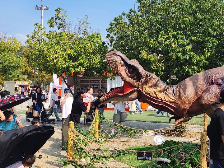 [고성(경남)=뉴시스] 신정철 기자= 경남 고성군은 당항포관광지 내 수목으로 덮여있는 고요한 산책로에 13마리의 작동 공룡을 설치하여 단순했던 기존 산책로를 ‘쥬라기 공원’에 온 듯한 체험 코스로 변모시켜 많은 가족 단위 관람객이 줄을 서서 방문하는 새로운 볼거리를 만들었다고 15일 밝혔다. 사진은 작동 공룡 모습.(사진=고성군 제공).2025.10.15. photo@newsis.com *재판매 및 DB 금지