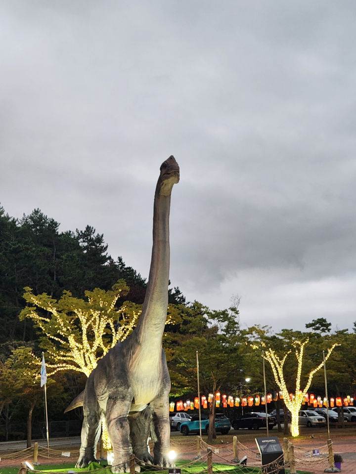 [고성(경남)=뉴시스] 신정철 기자= 경남 고성군은 2025경남고성공룡세계엑스포의 주 행사장인 당항포관광지가 노후관광지 재생사업을 통해 시설 개선과 콘텐츠 확충에 성공하며 새로운 모습으로 관광객을 맞이하고 있다고 15일 밝혔다.사진은 당항포관광지 입구부터 공룡이 기다리는 관광지로 변모시킨 '브라키오사우루스' 작동 공룡 모습.(사진=고성군 제공).2025.10.15. photo@newsis.com *재판매 및 DB 금지