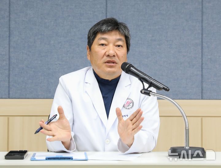 [서울=뉴시스] 허준 한림대한강성심병원 병원장이 15일 고압산소치료 1만례 달성 기념 기자간담회를 하고 있다. (사진= 한림대한강성심병원 제공)