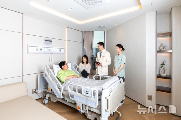 [서울=뉴시스] 강북삼성병원, 스마트 VIP 병동 내부. (사진= 강북삼성병원 제공)