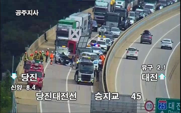 [공주=뉴시스] 15일 오후 12시9분께 당진대전고속도로 당진방향 46㎞ 지점 충남 공주 유구IC 인근 갓길 도로공사 현장에서 2차 사고가 나 차량 정체가 이어지고 있다. (사진=한국도로공사 CCTV 갈무리) 2025.10.15. photo@newsis.com *재판매 및 DB 금지