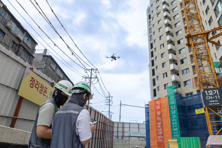 HDC현대산업개발은 드론을 활용한 현장 관리 체계를 전국의 모든 현장에 확대 적용해 나가는 가운데 서울원 아이파크, 시티오씨엘 7단지 등의 현장에서 적용하고 있는 디지털 트윈 기술은 순차적으로 전 현장에 확대 적용한다는 방침이다. 사진 HDC현대산업개발 *재판매 및 DB 금지