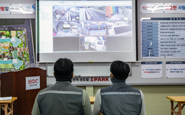 HDC현대산업개발은 천안 아이파크 시티 현장을 시작으로 군산 레이크시티 아이파크, 춘천 레이크시티 아이파크, 서울원 아이파크 등에 CCTV 확대를 순차적으로 도입하고 있는 가운데 전국 각지의 현장에 타워크레인 CCTV를 확대 적용할 계획이다. 사진 HDC현대산업개발 *재판매 및 DB 금지