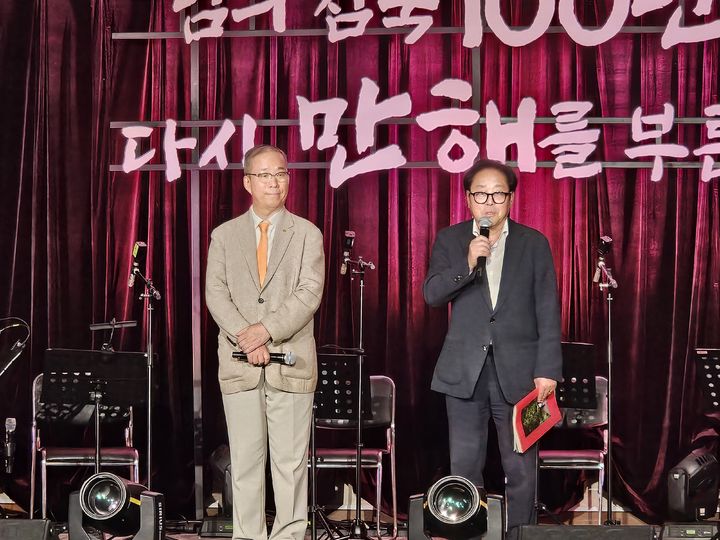 [서울=뉴시스] '님의 침묵' 출간 100주년 기념사업 선포식에 참석한 윤재웅 동국대 총장(왼쪽)과 최상기 인제군수. (사진=동국대 제공) 2025.10.15. photo@newsis.com *재판매 및 DB 금지