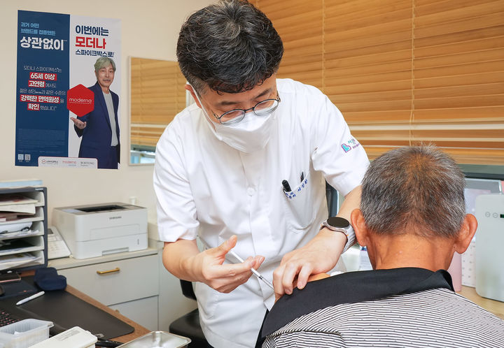 [서울=뉴시스] 2025~2026 절기 코로나19 예방접종 첫날인 15일 서울 마포구 서울본내과의원에서 65세 이상 남성이 모더나의 업데이트된 코로나19 백신 스파이크박스엘피주를 접종하고 있다. (사진=모더나코리아 제공) 2025.10.15. photo@newsis.com *재판매 및 DB 금지