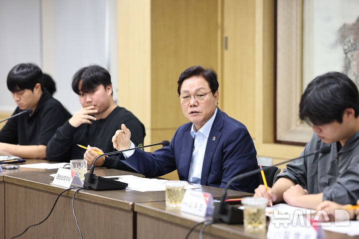 [창원=뉴시스]15일 경남도청 도정회의실에서 박완수 도지사가 도내 15개 대학 총학생 회장단과 간담회 인사말을 하고 있다.(사진=경남도 제공) 2025.10.15. photo@newsis.com