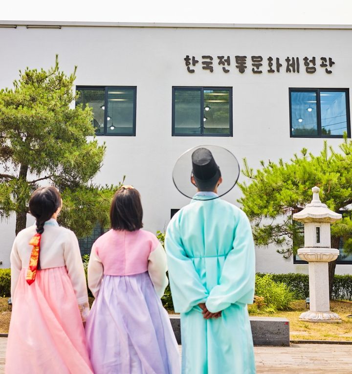 [대구=뉴시스] 대구 수성문화재단은 2025년 한복문화주간을 맞아 '지역문화예술, 한복을 입다'를 진행한다. (사진 = 대구 수성구청 제공) 2025.10.15. photo@newsis.com *재판매 및 DB 금지