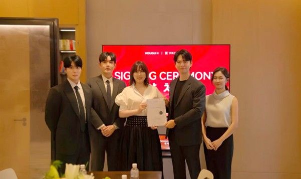 [부산=뉴시스] 가운데 후고 우치우핑 대표와 오른쪽에서 두 번째 영롱 권태혁 대표 (사진=영롱 제공) 2025.10.15 photo@newsis.com *재판매 및 DB 금지