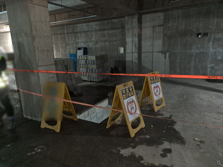 [부산=뉴시스] 15일 오전 8시40분께 부산 남구의 한 아파트 신축 공사장 지하2층에서 배관설비 작업자인 A(60대)씨가 가로 1m, 세로 2.5m 크기의 개구부를 통해 8m 아래 지하4층으로 추락했다. (사진=부산경찰청 제공) 2025.10.15. photo@newsis.com *재판매 및 DB 금지