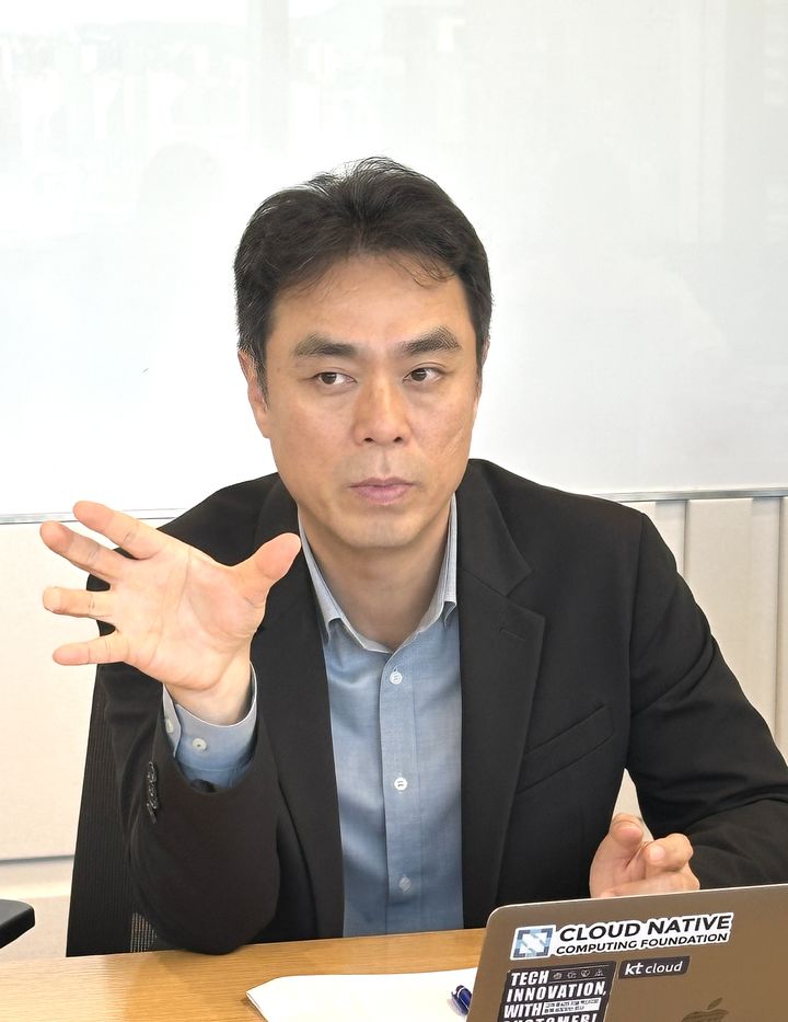 최지웅 한국클라우드산업협회장(KT클라우드 대표)이 15일 KT클라우드 본사 회의실에서 진행된 인터뷰에서 발언하고 있다(사진=한국클라우드산업협회 제공) *재판매 및 DB 금지